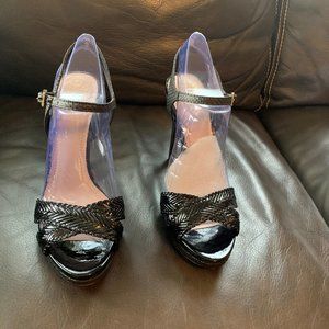 VINCE CAMUTO SIZE 9.5 BLACK STRAPPY HEELS